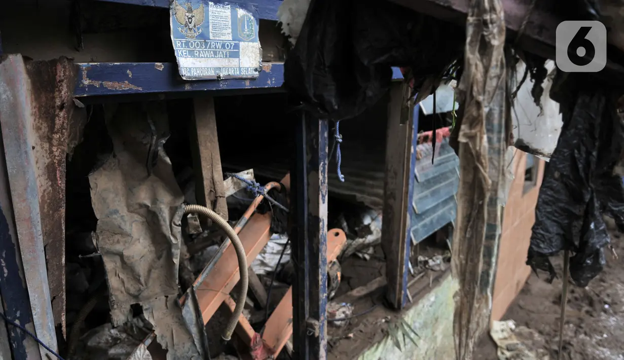 Kondisi rumah salah satu warga yang rusak pascabanjir di kawasan Rawajati, Pancoran, Jakarta, Minggu (5/1/2020). Puluhan rumah warga yang berada di bantaran Kali Ciliwung itu mengalami kerusakan parah dan dipenuhi sampah serta lumpur akibat terjangan banjir. (merdeka.com/Iqbal Nugroho)