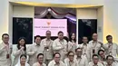 Terlihat Widi Warhana kompak kenakan seragam bernuansa warna khaki bersama para menteri lainnya. [Foto: Instagram/ Widi Wardhana]