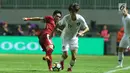 Pemain tengah Timnas Indonesia U-23. Septian David Maulana (kiri) berebut bola dengan pemain Korea Selatan U-23 pada laga di Stadion Pakansari, Kab Bogor, Sabtu (23/6). Babak pertama Indonesia U-23 tertinggal 0-1. (Liputan6.com/Helmi Fithriansyah)