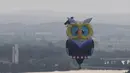 Balon udara mirip bentuk burung hantu terbang bebas di dekat Gedung Parlemen Australia, Canberra , (15/3). Ini dilakukan dilakukan dalam memperingati ulang tahun ke-30 festival Balloon Spectacular Canberra . (REUTERS / Lukas Coch)