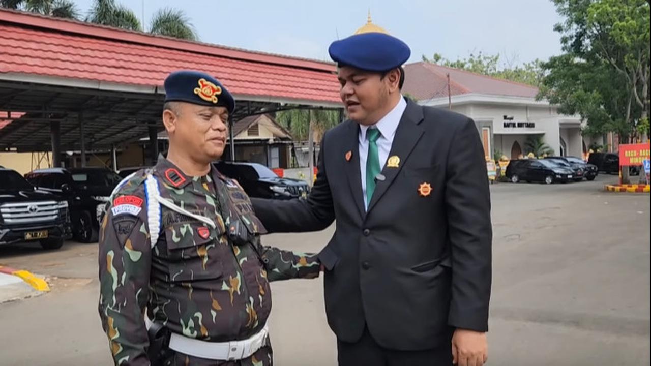 Sukses Jadi Anggota Dewan, Regen Abdul Aris Rangkul Sang Komandan Brimob Sambil Menangis Sesenggukan