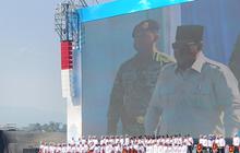 Momen Prabowo Disambut Warga Saat Tiba di Lapangan Upacara Militer Bandung Barat