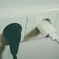 Membiarkan Kabel Charger Terus Mencolok? Ini Risiko yang Harus Kamu Ketahui