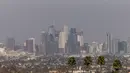 Suhu ekstrem yang mencapai 43 derajat Celsius di Los Angeles turut memperparah kondisi kebakaran. (AP Photo/Etienne Laurent)