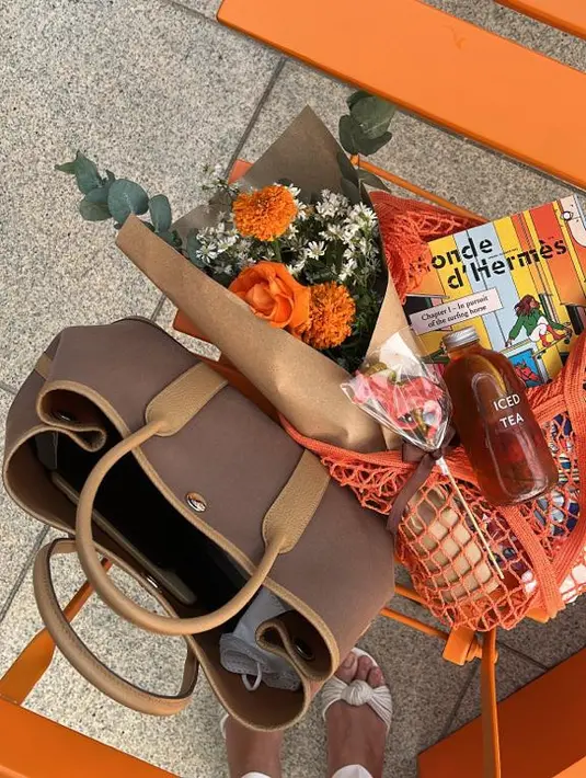 <p>Ada keseruan lainnya. Tak hanya majalah Le Monde D&rsquo;Hermes edisi spring summer 2023, para undangan juga mendapatkan buket bunga cantik, tas belanja bermaterial rajut bersiluet jaring yang menggemaskan. / Foto: Adinda Tri Wardhani - Fimela.com.</p>