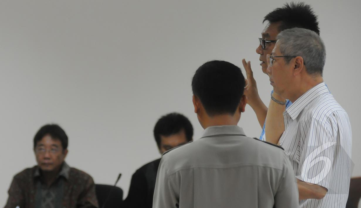 Para saksi bersumpah saat akan memberikan kesaksian di sidang lanjutan kasus dugaan suap alih fungsi lahan hutan di Bogor, Pengadilan Tipikor, Jakarta, Senin (30/3/2015). (Liputan6.com/Herman Zakharia)