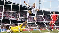 Penyerang Jerman, Thomas Muller, menjebol gawang Inggris pada babak 16 besar Piala Dunia 2010 di Free State stadium, Mangaung/Bloemfontein, 27 Juni 2010. (AFP/Jewel Samad)