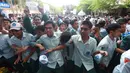 Sejumlah siswa membuat barikade saat kedatangan pembalap Monster Energy Yamaha, Fabio Quartararo dan Alex Rins, pada acara meet and greet di SMAN 2 Mataram, Nusa Tenggara Barat (NTB), Rabu (1/10/2025). (Bola.com/M Iqbal Ichsan)