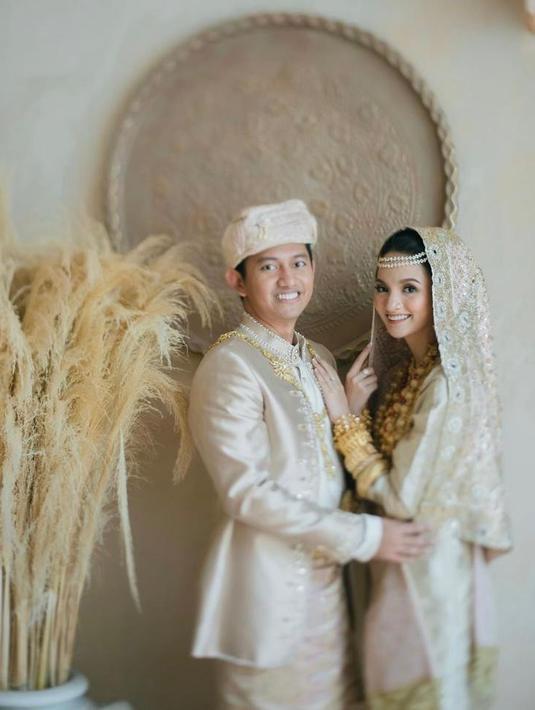 Setelah bagikan prewedding dengan adat Jawa, kini Belva Devara dan Sabrina Anggraini tampil menawan dalam balutan busana adat Minang. (Instagram/sabrinaanggraini).