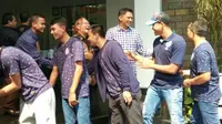 Pemain Arema FC bersalaman dalam acara halalbihalal di rumah Iwan Budianto, Malang, Sabtu (1/7/2017). (Bola.com/Iwan Setiawan)