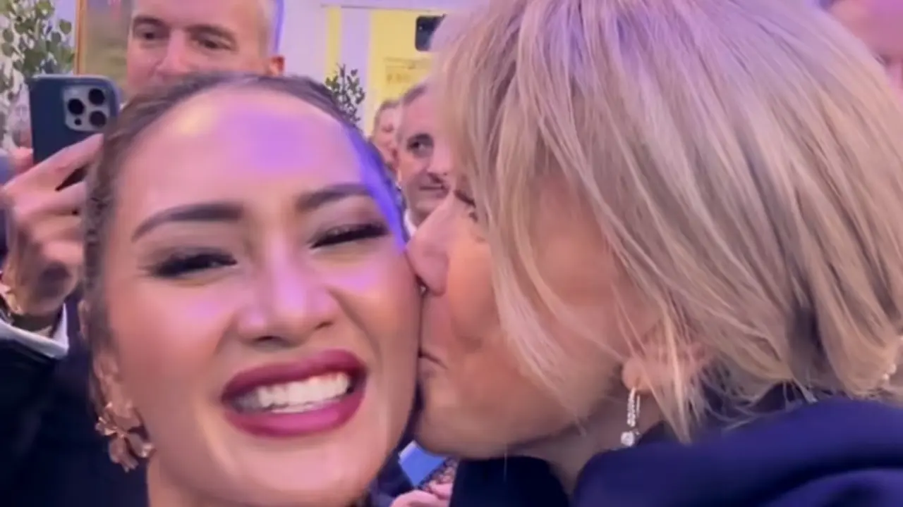 Ajeng Kamaratih dikecup Ibu Negara Prancis, Brigitte Macron. (Instagram/ ajengkamaratih_)