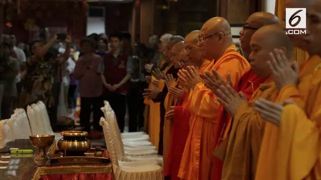 Ribuan umat Budha merayakan hari raya Waisak di Wihara Ekayana Arama. Mereka mengangkat tema "Harmoni Dalam Kebinekaan Untuk Bangsa"
