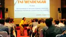  Seorang penyanyi keroncong menghibur para perwira TNI yang mengikuti acara talk show dengan tema 'TNI Mendengar" di Markas Besar TNI, Jakarta, Kamis (12/3/2015). (Liputan6.com/Yoppy Renato)