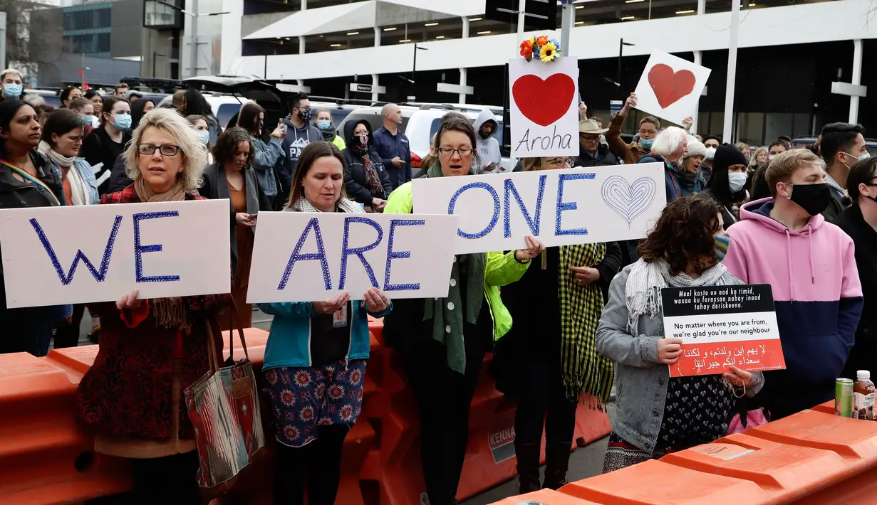Pendukung korban penembakan masjid bernyanyi di luar pengadilan saat hari terakhir sidang terhadap Brenton Tarrant di Christchurch, Selandia Baru, Kamis (27/8/2020). Pelaku penembakan brutal di masjid-masjid di Christchurch itu dihukum seumur hidup tanpa pembebasan bersyarat. (AP Photo/Mark Baker)