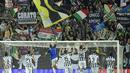 Ritual mengapresiasi dukungan fans menjadi hal yang tak terlepaskan dalam laga Juventus (OLIVIER MORIN / AFP )