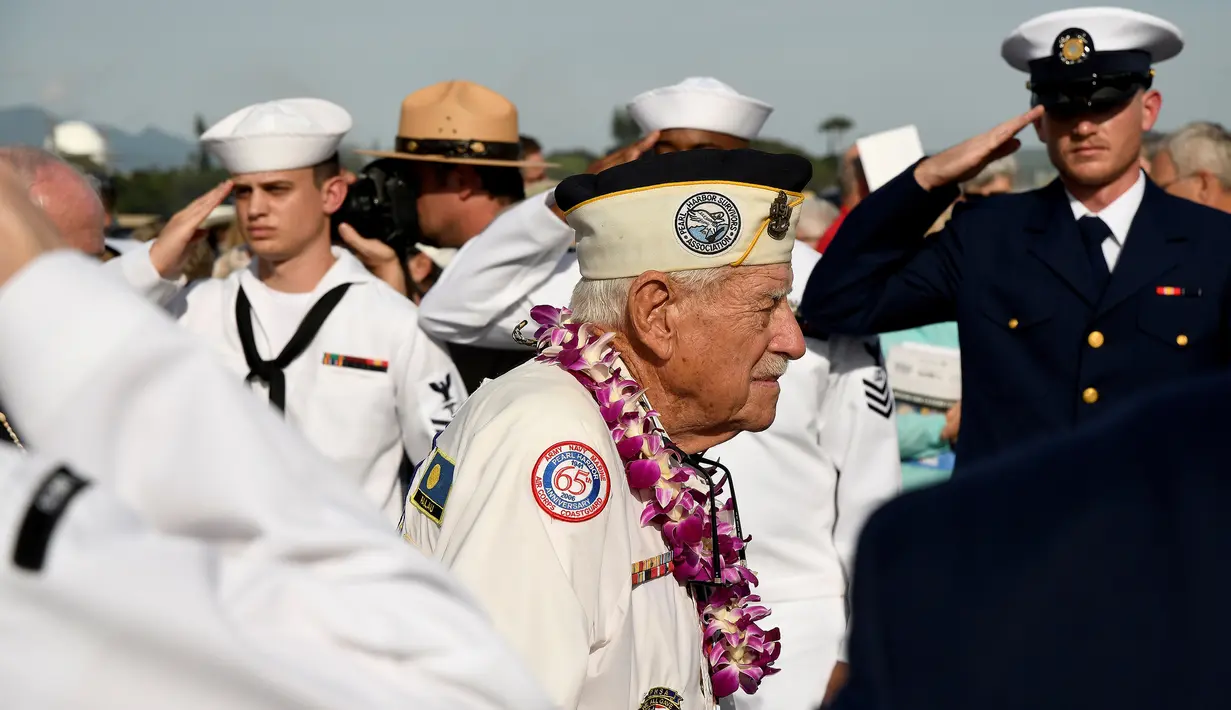 Seorang veteran yang selamat dari bom Pearl Harbor, Delton Walling menghadiri upacara peringatan 75 tahun pengeboman Pearl Harbor di Honolulu, Hawaii (7/12). Kedatangan para veteran ini disambut dengan penghormatan dari tentara AS. (Reuters/Hugh Gentry)