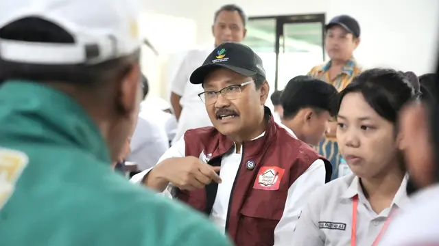 Menteri Sosial Saifullah Yusuf (Gus Ipul), menyapa 100 siswa Sekolah Rakyat yang sedang menikmati sarapan di Surabaya, Selasa (22/7/2025).