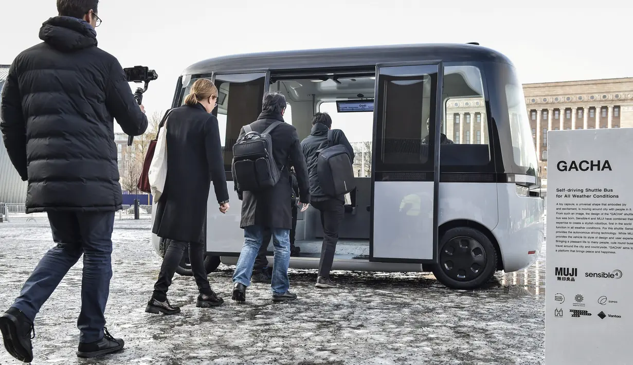 Penumpang masuk ke dalam bus Gacha tanpa supir ditampilkan ke publik pada peluncuran perdananya di Helsinki, Finlandia, (8/3). Bus tersebut diproduksi oleh dua perusahaan Muji dan Sensible 4. (Reuters/Heikki Saukkomaa & Lehtikuva)
