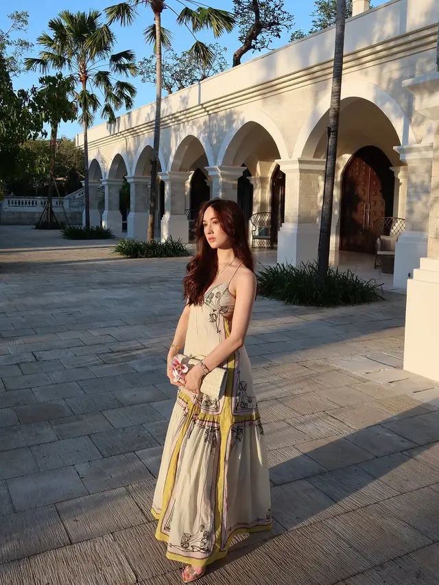 Laura Moane Tampil Elegan dengan Resort Wear Bernuansa Tropis Saat Liburan di Uluwatu Bali