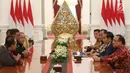 Presiden Joko Widodo atau Jokowi menerima perwakilan ojek online di Istana Merdeka, Jakarta, Selasa (27/3). Sebelumnya, para pengemudi ojek online melakukan aksi di depan Istana Merdeka. (Liputan6.com/Angga Yuniar)