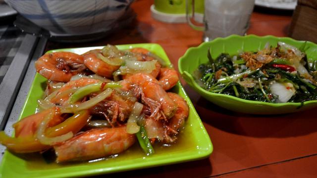Pusat kuliner Telukpenyu Cilacap, menyediakan beragam masakan khas laut. (Foto: Liputan6.com/Muhamad Ridlo)