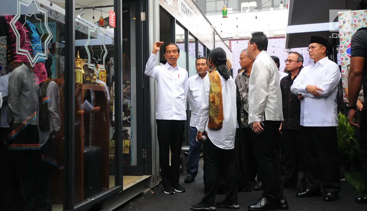 Presiden Joko Widodo didampingi Menteri Badan Usaha Milik Negara (BUMN) Rini Soemarno, Kepala Badan Ekonomi Kreatif Triawan Munaf, dan Menteri Agama Lukman Hakim Saifuddin saat menghadiri peresmian Halal Park di Kompleks GBK, Senayan, Jakarta, Selasa (16/4). (Liputan6.com/Angga Yuniar)