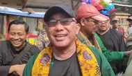 Wali Kota Depok, Mohammad Idris usai mengikuti kegiatan ngubek empang pada Lebaran Depok yang diselenggarakan KOOD di kawasan Cilodong, Depok. (Liputan6.com/Dicky Agung Prihanto)