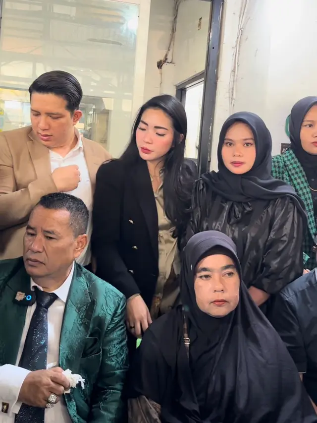 Intan Malenka mendampingi keluarga korban pembunuhan Imam Masykur.