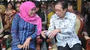 Mensos, Khofifah Indar Parawansa (kiri) bersama Direktur Utama PT Sido Muncul, Tbk, Irwan Hidayat (kanan) berbincang saat menghadiri pembukaan peringatan HLUN di TMPNU Kalibata, Jakarta, Kamis (4/6/2015). (Liputan6.com/Johan Tallo)