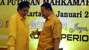 Ketua Umum Partai Golkar Airlangga Hartarto dan pengurus partai berbincang disela rapat pleno di DPP Golkar, Senin (29/1). Rapat pleno perdana ini digelar setelah terbentuknya kepengurusan baru di bawah kepemimpinan Airlangga (Liputan6.com/Johan Tallo)