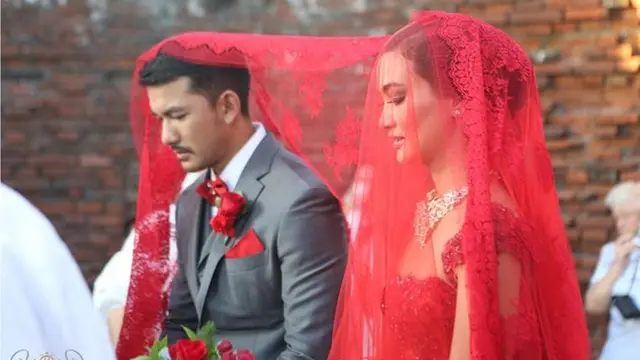 Pernikahan pinggir pantai Rio Dewanto-Atiqah Hasiholan