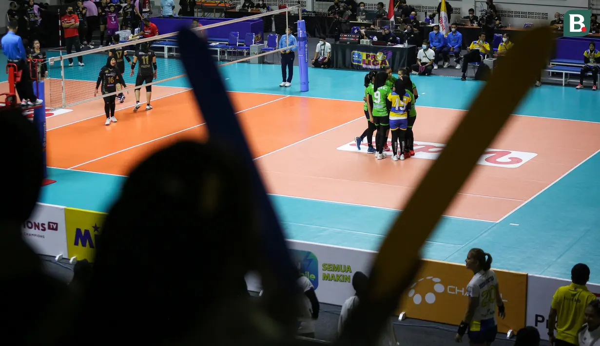 Para pemain Jakarta Mandiri Popsivo Polwan merayakan kemenangan atas Jakarta Pertamina Fastron saat perebutan tempat ketiga grand final PLN Mobile Proliga 2022 di Padepokan Voli Jenderal Polisi Kunarto, Sentul, Sabtu (26/03/2022). (Bola.com/Bagaskara Lazuardi)