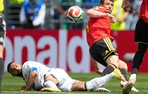 Pemain Mesir, Mohamed Salah (bawah), dan pemain Belgia, Brandon Mechele, dalam pertandingan Grup G Piala Dunia 2026 di Seattle, Selasa (16/6/2026) dini hari WIB. (AP Photo/Lindsey Wasson)