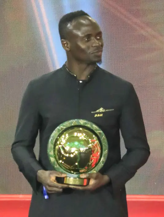 Penyerang Senegal Sadio Mane tersenyum setelah memenangkan penghargaan Pemain Pemain Terbaik Afrika 2019 selama CAF Awards di kota wisata Mesir, Hurghada (7/1/2020). Pemain Liverpool ini mengalahkan Mohamed Salah dan Riyad Mahrez. (AFP/Khaled Desouki)