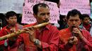 Dalam aksi damai yang dilakukan di depan Mabes Polri, Selasa (29/4/14), terlihat dua orang memainkan suling khas Sumatera. (Liputan6.com/Johan Tallo) 