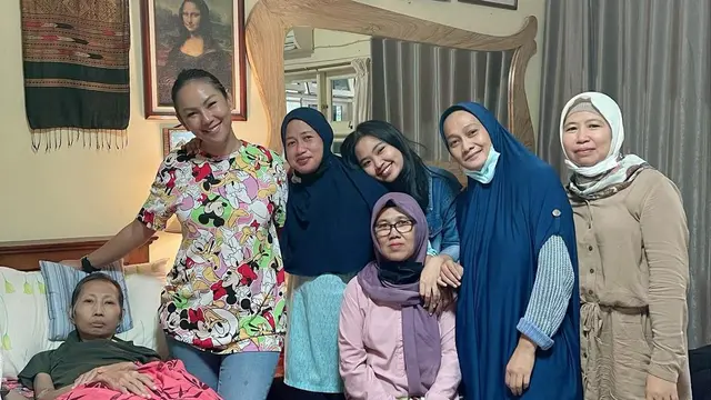 Kalina Ocktaranny menengok Een, ibunya (Foto: Instagram/@kalinaocktaranny)