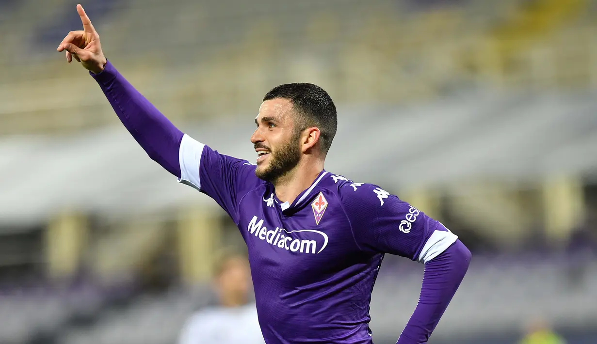 Gelandang Fiorentina, Valentin Eysseric melakukan selebrasi usai mencetak gol ketiga timnya ke gawang Spezia dalam laga lanjutan Liga Italia 2020/21 pekan ke-23 di Artemio Franchi Stadium, Jumat (19/2/2021). Fiorentina menang 3-0 atas Spezia. (LaPresse via AP/Jennifer Lorenzini)