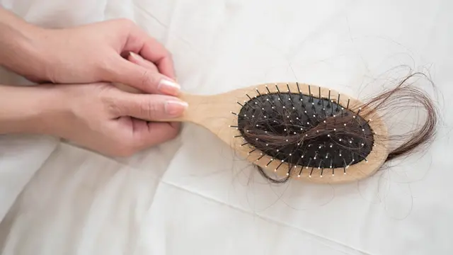 Ciri-ciri Rambut Rontok Berlebihan yang Wajib Diwaspadai, Segera Temukan Perawatan yang Tepat!