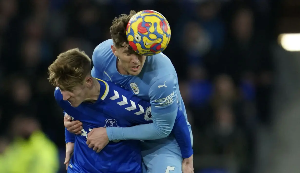 Sejak dimulainya babak pertama, pertandingan berjalan berjalan sepadan. Manchester City memainkan penguasaan bola, sedangkan Everton terlihat lebih melakukan strategi bertahan dengan serangan balik berbahaya. (AP/Jon Super)