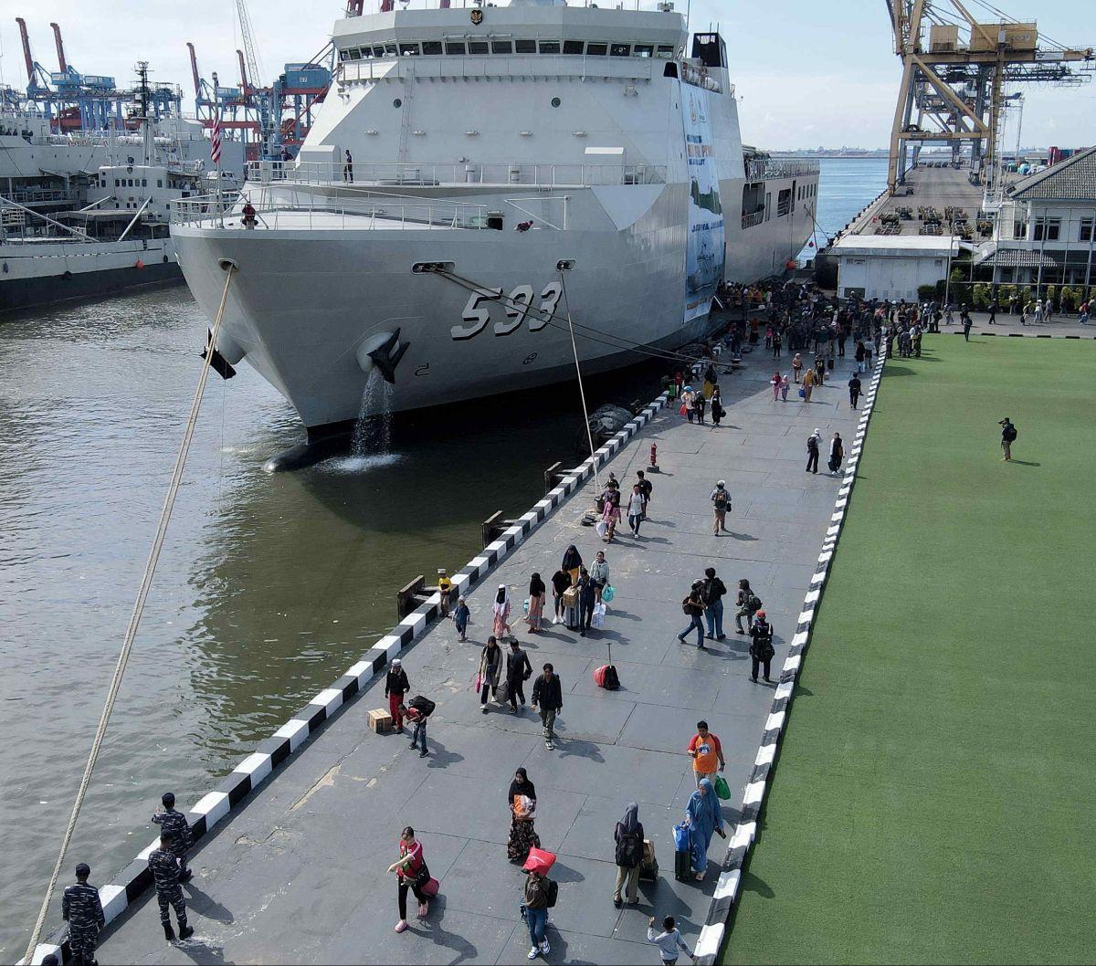 Sejumlah pemudik turun dari kapal perang TNI AL KRI Banda Aceh-593 saat tiba&nbsp;Dermaga Komando Lintas Laut Militer (Kolinlamil), Tanjung Priok, Jakarta, Senin (15/4/2024).&nbsp;KRI Banda Aceh-593 yang belayar dari Surabaya, Jawa Timur, dan Semarang, Ja