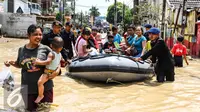 Petugas mengevakuasi warga menggunakan perahu karet di Perumahan PGP Jatiasih, Bekasi, Jawa Barat, Jumat (22/4). Ketinggian air mencapai 1,5 meter dari sebelumnya ketinggian mencapai hampir 4 meter. (Liputan6.com/Fery Pradolo)