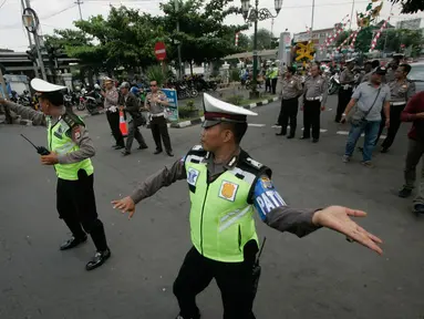 Sejumlah anggota Polantas berjoget sambil mengatur lalu lintas di perempatan Jl Malioboro,Yogyakarta, Kamis (22/9). Kegiatan tersebut diadakan dalam rangka HUT Polantas ke 61. (Liputan6.com/ Boy Harjanto)