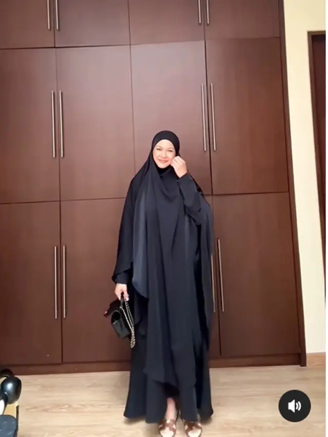 6 Potret Donna Harun Berhijab Syari Ini Bikin Pangling, Disebut Mirip Menantu