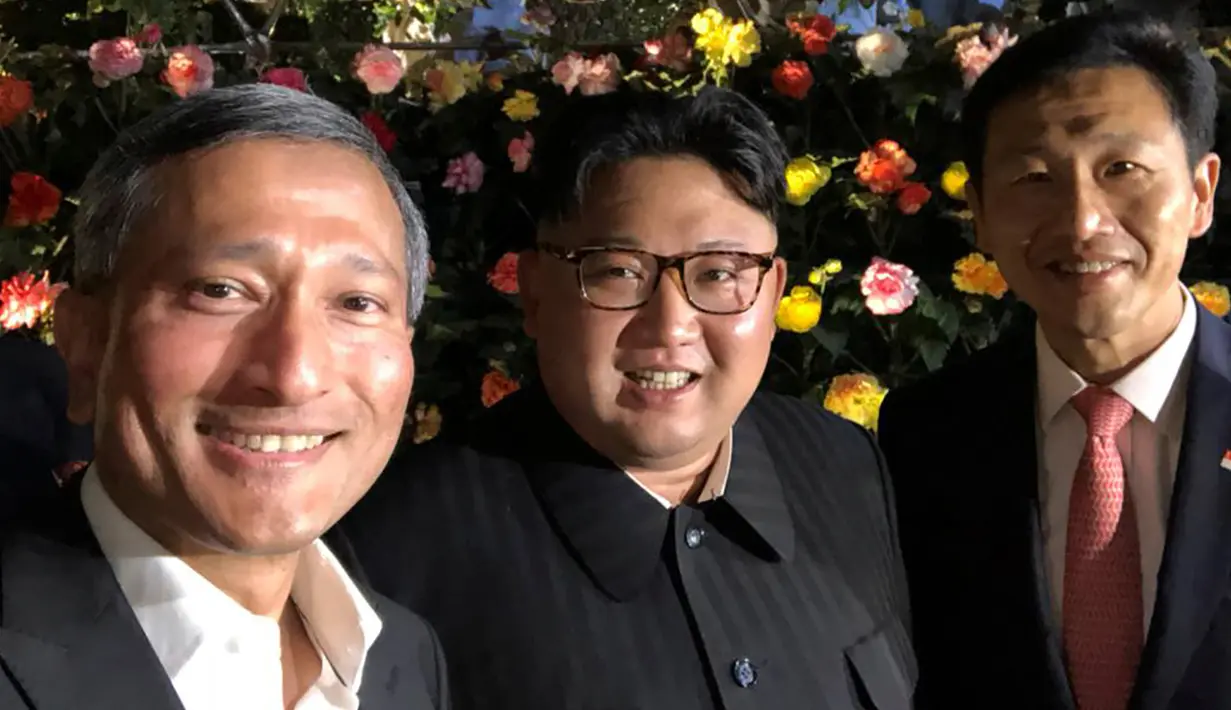 Swafoto pertama pemimpin Korea Utara, Kim Jong-un dengan Menteri Luar Negeri Singapura, Vivian Balakrishnan saat mengunjungi Gardens by the Bay, Senin (11/6). Orang ketiga di dalam foto adalah Menteri Pendidikan Singapura Ong Ye Kung (TWITTER/AFP)