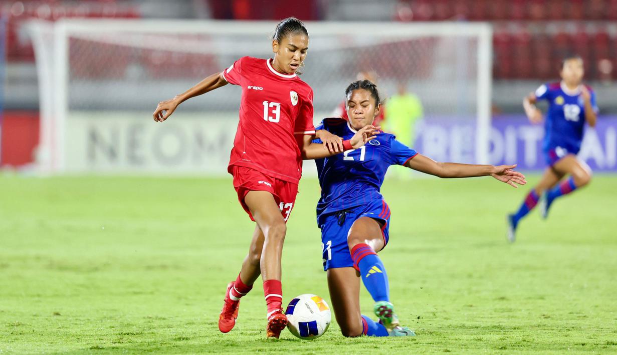 <p>Pemain Timnas Indonesia Putri U-17, Claudia Scheunemann (kiri) berebut bola dengan pemain Timnas Filipina Putri U-17, Lauren Villasin pada laga Grup A Piala Asia Wanita U-17 2024 di Stadion Kapten I Wayan Dipta, Gianyar, Bali, Senin (6/5/2024). (Dok. PSSI)</p>