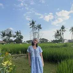 . Berpose di tengah hamparan sawah hijau dengan langit cerah sebagai latar belakang, aktris sekaligus penyanyi muda itu menunjukkan bahwa gaya sederhana tetap bisa terlihat modis dan menawan. [@tissabiani]
