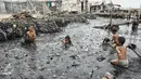 Anak-anak bermain air di kawasan pantai penuh sampah yang terbawa arus di Muara Angke, Jakarta, Rabu (10/2). Genangan sampah yang terbawa arus oleh angin musim barat ini tak menyurutkan anak-anak untuk bermain air. (Liputan6.com/Faizal Fanani)