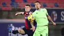 Pemain Lazio, Sergej Milinkovic Savic, berebut bola dengan pemain Bologna, Mattias Svanberg, pada laga Liga Italia di Stadion Renato Dall’Ara, Minggu (28/2/2021). Lazio takluk dengan skor 2-0. (Massimo Paolone/LaPresse via AP)