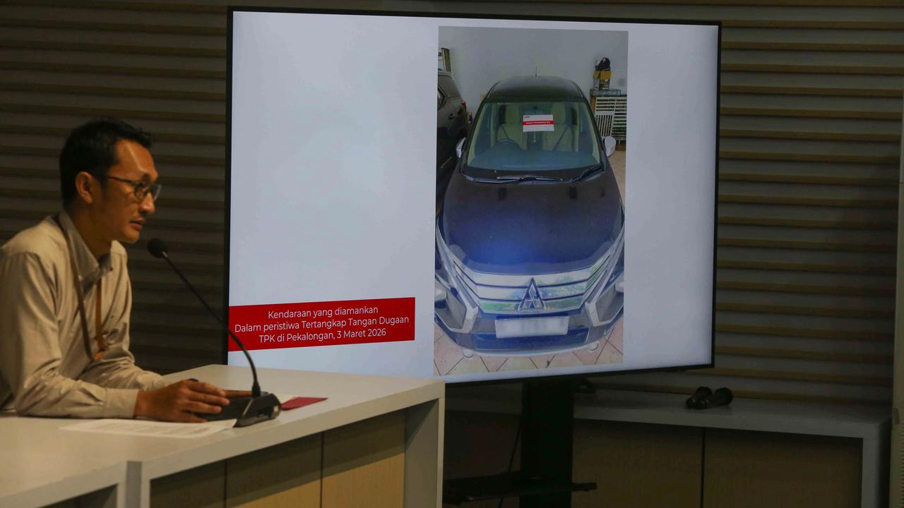 FOTO: KPK Tahan Bupati Pekalongan Fadia Arafiq Usai Operasi Tangkap Tangan