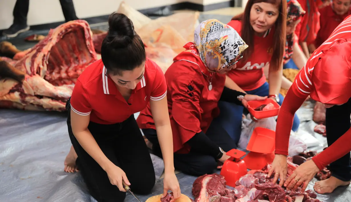 Perayaan Idul Adha kali ini, pesinetron Nikita Willy kembali berbagi dengan menyembelih hewan kurban. Acara berlangsung dikediamannya, di kawasan Jatiwaringin, Jakarta Timur, Jumat (1/9/2017). (Adrian Putra/Bintang.com)